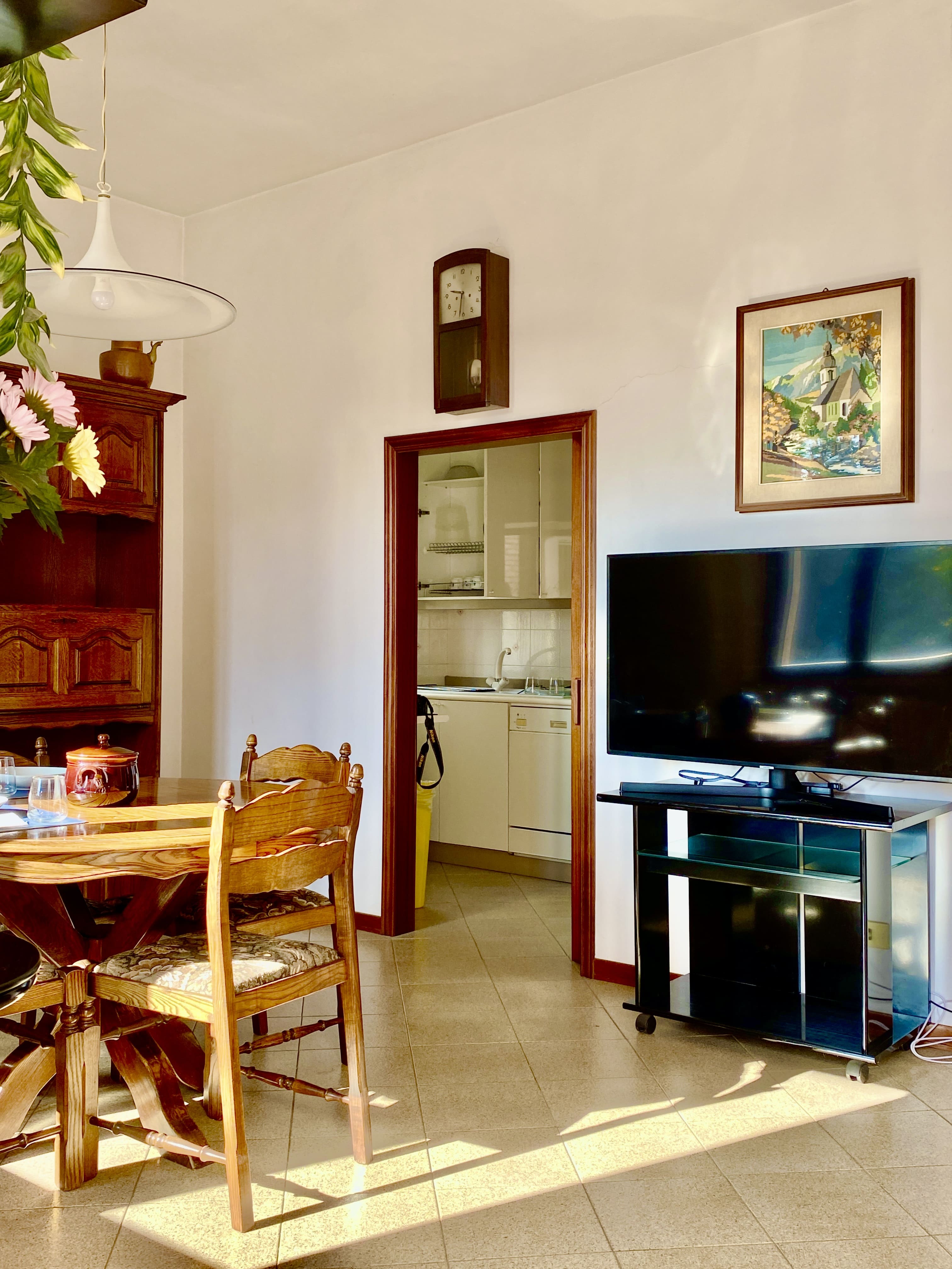 Livingroom with sofa and TV